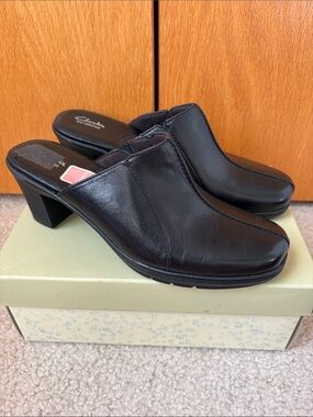 Clarks Black Leather Slip-On Mule Heels Sz 9 (fits like an 8.5)
